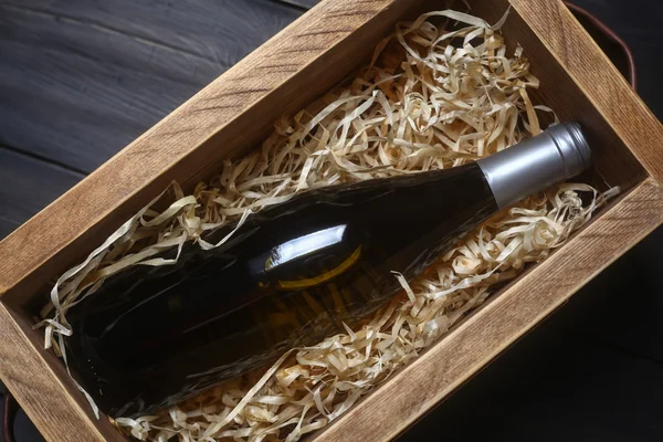 Бутылка вина в ящике — стоковое фото