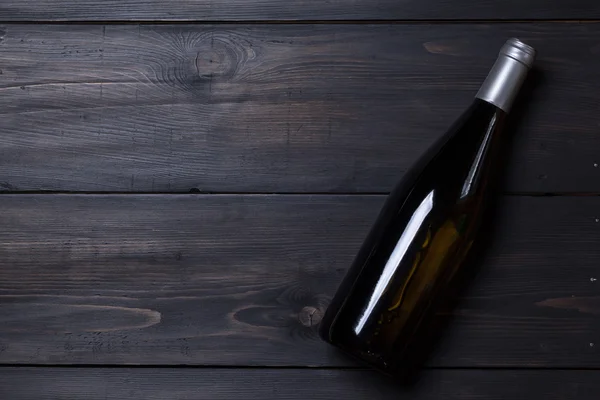 Vino bianco su legno scuro — Foto Stock