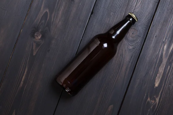 Cerveja em madeira escura — Fotografia de Stock