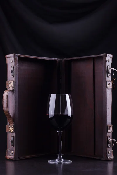 Красное вино и коробка — стоковое фото