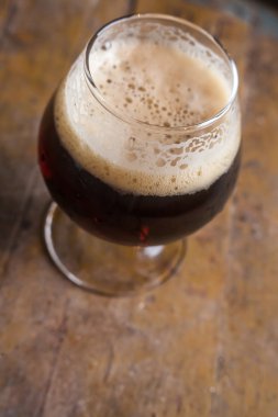 Bir mahzende koyu bira