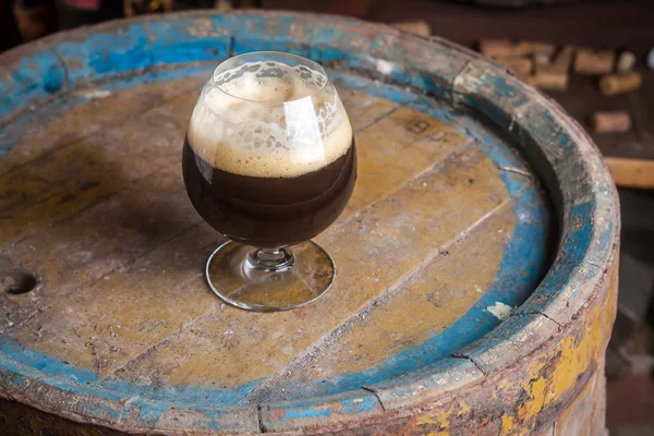 Bir mahzende koyu bira