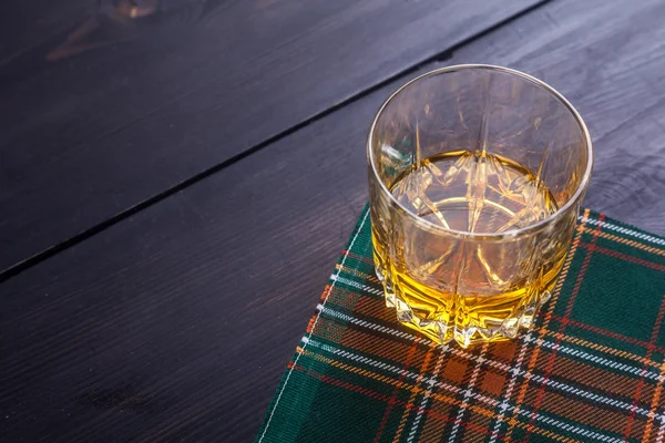 Scotch whisky tartan üzerinde — Stok fotoğraf