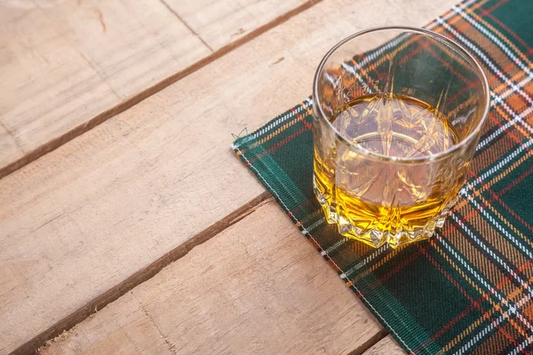 Scotch Whisky auf Tartan — Stockfoto