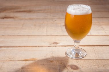 Bira cam ahşap üzerine