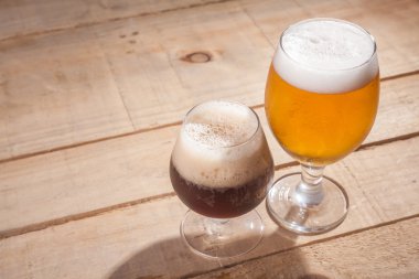 Karanlık ve aydınlık bira ahşap üzerine