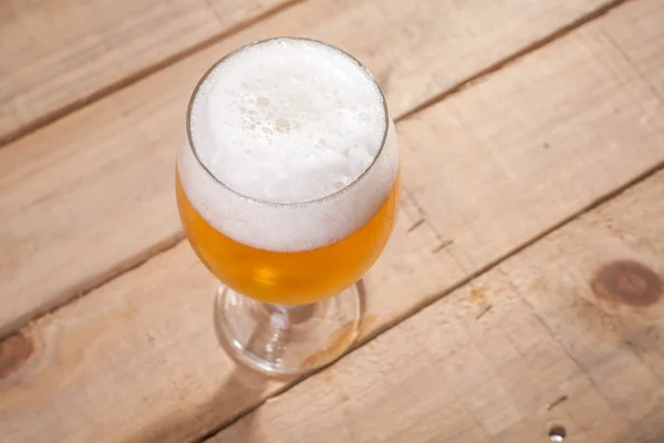 Bicchiere di birra su legno — Foto Stock