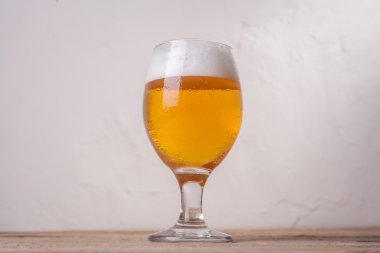 Bira cam ahşap üzerine