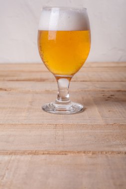 Bira cam ahşap üzerine