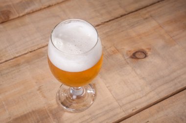 Bira cam ahşap üzerine