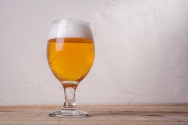 Bira cam ahşap üzerine