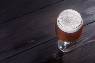 Koyu renkli ahşap Amber ale