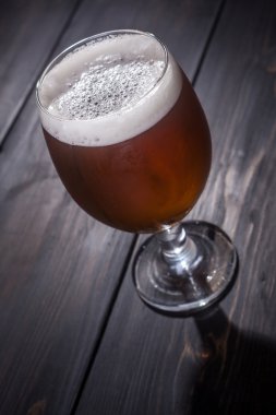 Koyu renkli ahşap Amber ale
