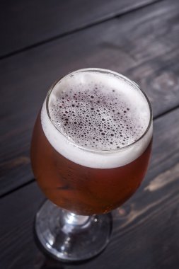 Koyu renkli ahşap Amber ale