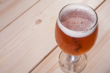 Amber ale ahşap üzerine