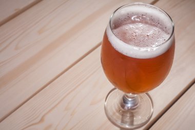 Amber ale ahşap üzerine