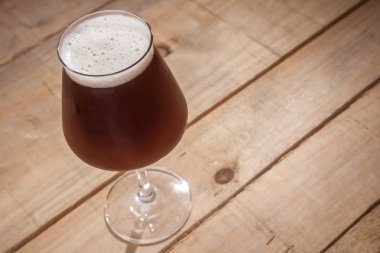 Ahşap üzerine kahverengi ale