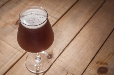 Ahşap üzerine kahverengi ale