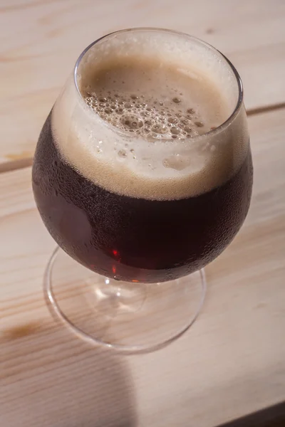 Cerveja escura na mesa de madeira — Fotografia de Stock