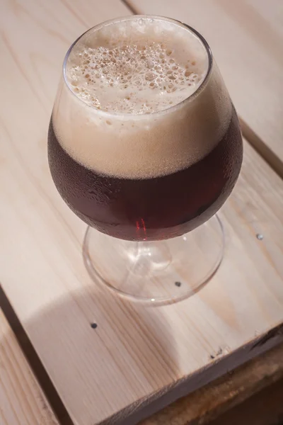 Dark beer on wood table — Stock Photo, Image