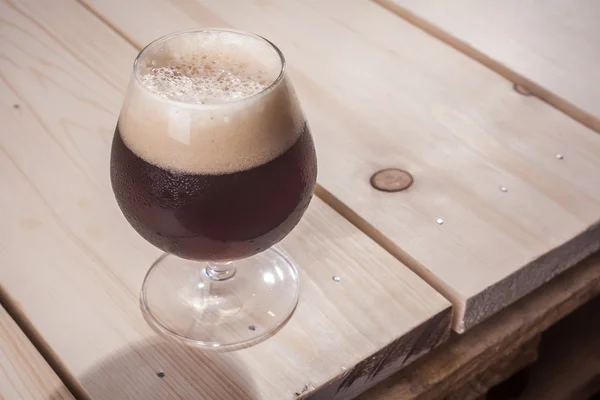 Cerveja escura na mesa de madeira — Fotografia de Stock