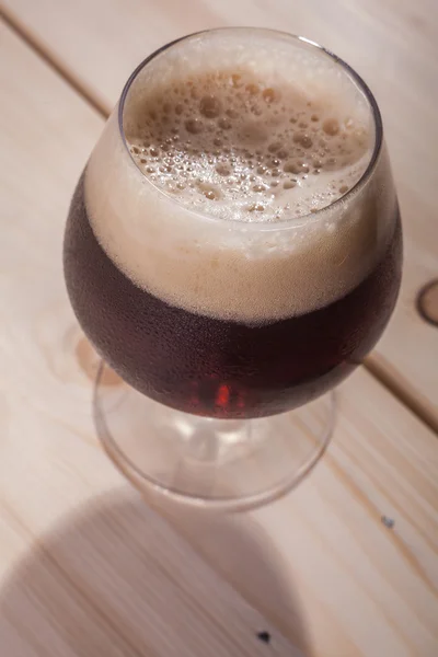 Cerveja escura na mesa de madeira — Fotografia de Stock