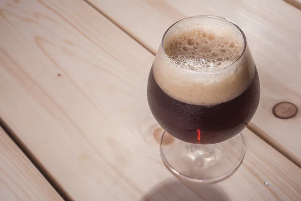 Dark beer on wood table — Stock Photo, Image