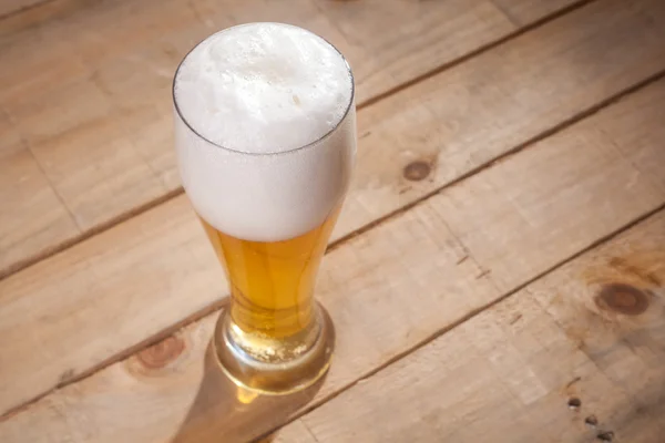 Velké sklenice piva na dřevo — Stock fotografie