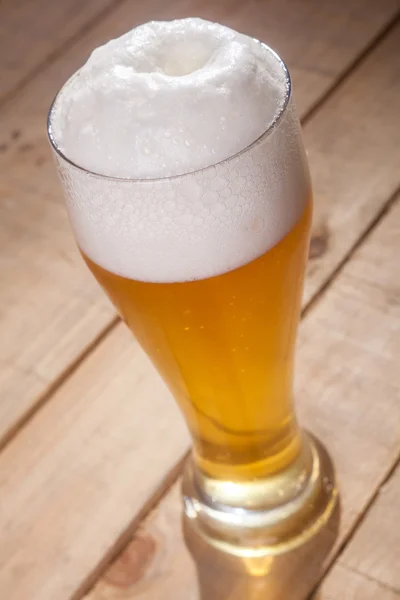 Stora glas öl på trä — Stockfoto