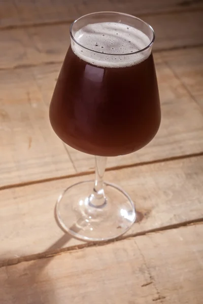 Brown ale på trä — Stockfoto