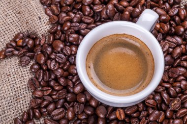Bir fincan kahve ve fasulye.
