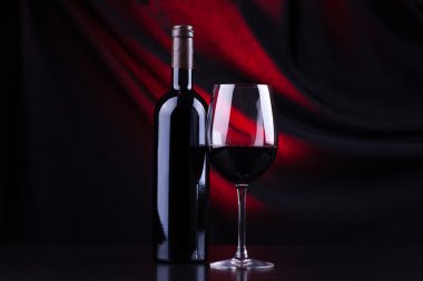 Kırmızı şarap kadehi ve şişe.