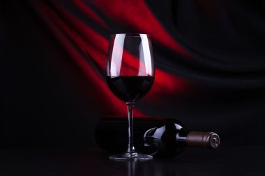 Kırmızı şarap kadehi ve şişe.