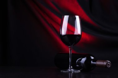 Kırmızı şarap kadehi ve şişe.