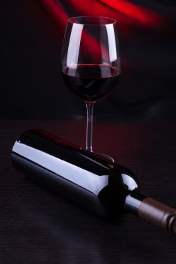 Kırmızı şarap kadehi ve şişe.