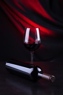 Kırmızı şarap kadehi ve şişe.