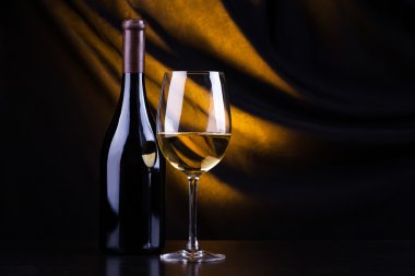 Beyaz Şarap Bardağı ve Şişe