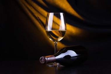 Beyaz Şarap Bardağı ve Şişe