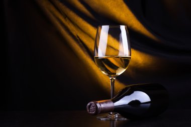 Beyaz Şarap Bardağı ve Şişe