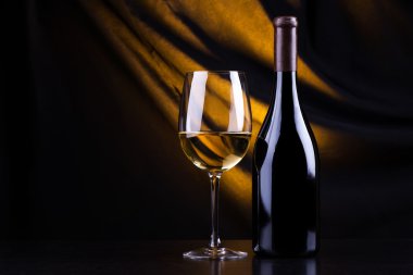 Beyaz Şarap Bardağı ve Şişe