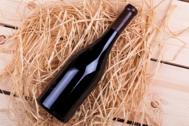 Saman içinde şarap şişesi