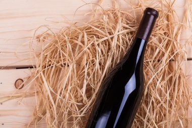 Saman içinde şarap şişesi