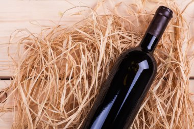 Saman içinde şarap şişesi