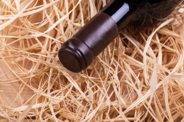 Saman içinde şarap şişesi