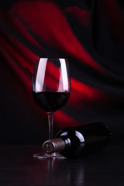Kırmızı şarap kadehi ve şişe.