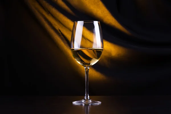 Biały kieliszek do wina — Zdjęcie stockowe