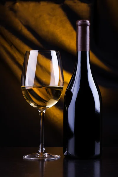 Vitt vinglas och flaska — Stockfoto