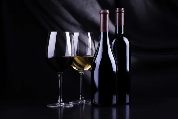 Vinflaskor och glas — Stockfoto