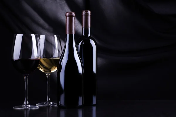 Vinflaskor och glas — Stockfoto