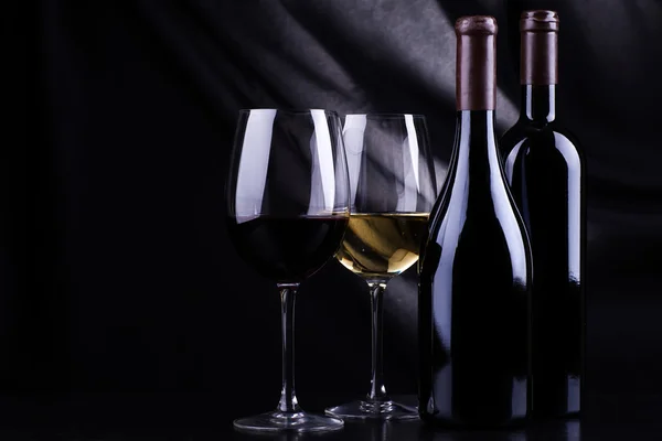Wijnflessen en wijnglazen — Stockfoto